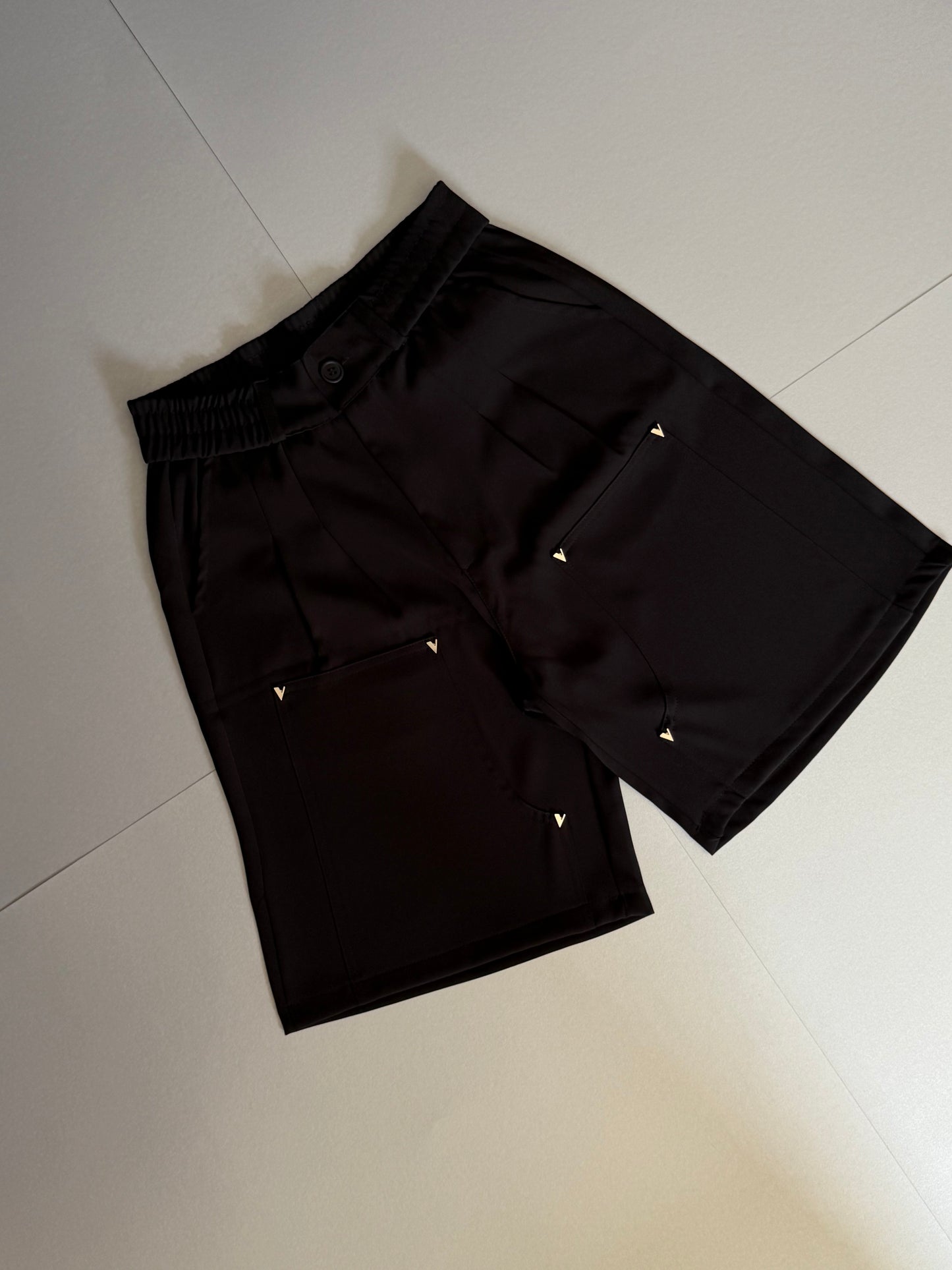 PLEATED CARPENTER SHORT IN JET BLACK