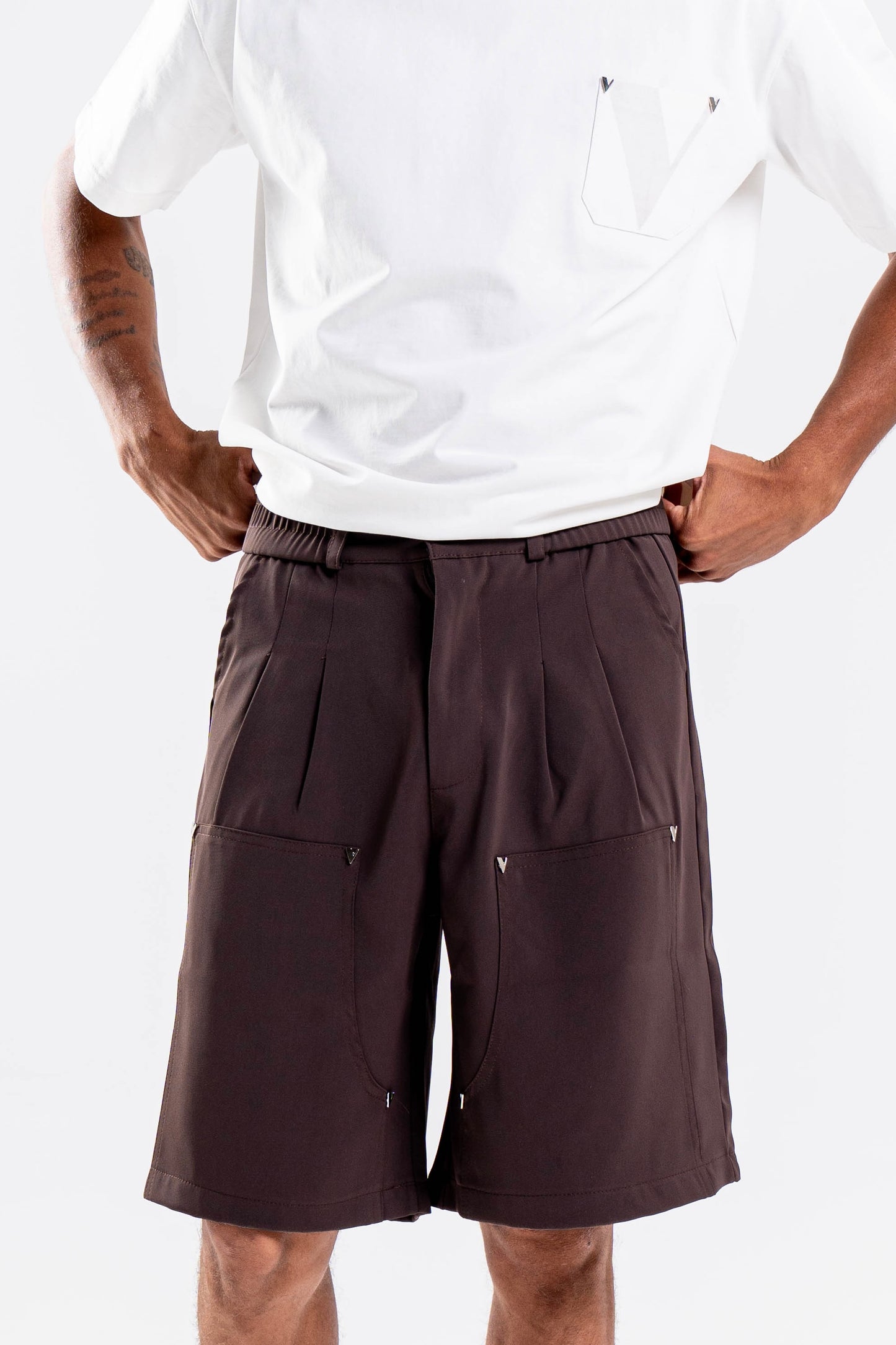 PLEATED CARPENTER SHORT IN TAWNY BROWN