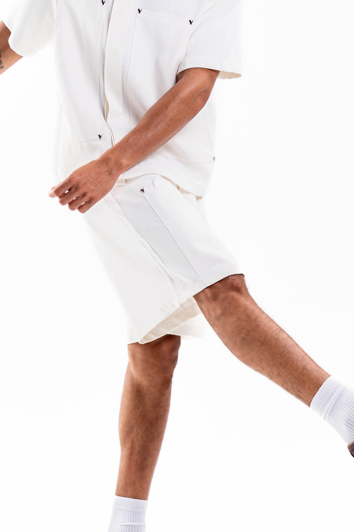PLEATED CARPENTER SHORT IN WHITE