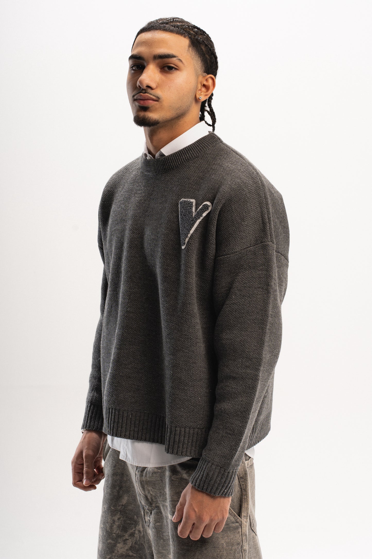 “V” KNIT SWEATER DARK GREY
